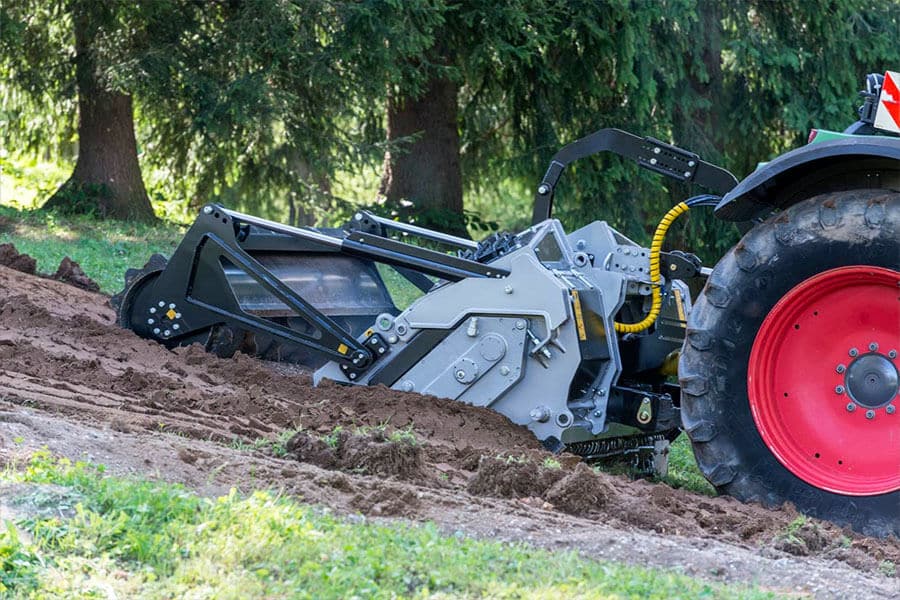 Comment d&eacute;fricher un terrain avec un tracteur?, G.B. &Eacute;quipements