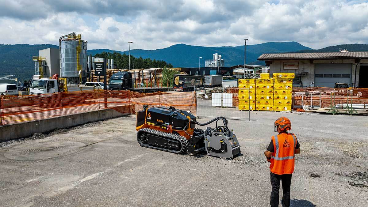 Remote Rontrolled Tracked Carriers, G.B. &Eacute;quipements