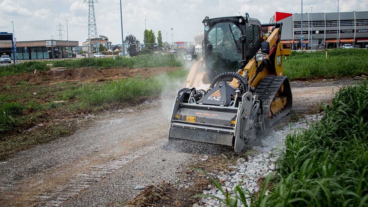 R&eacute;fection de routes en gravier, G.B. &Eacute;quipements