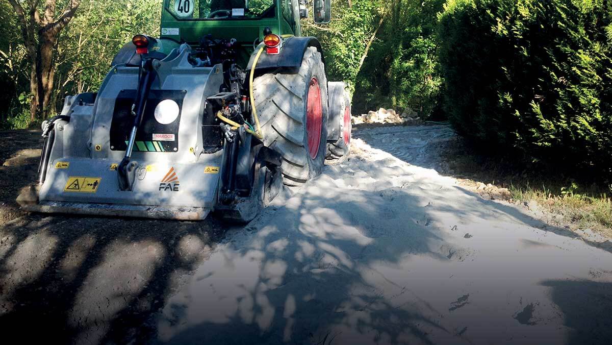 R&eacute;fection de routes en gravier, G.B. &Eacute;quipements