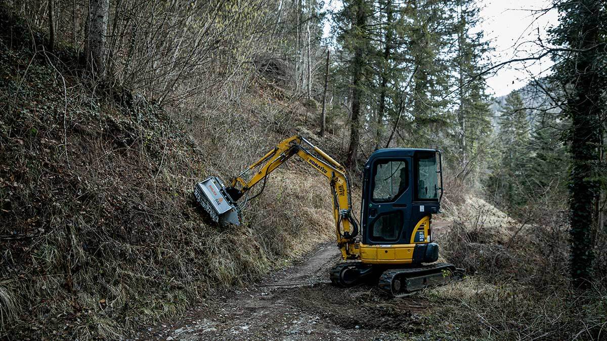 Entretien des bords de route et chemins de fer, G.B. &Eacute;quipements